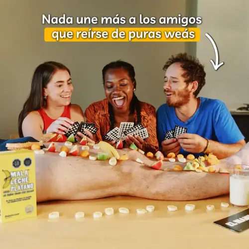 grupo de amigos jugando mala leche con platano sobre fruta
