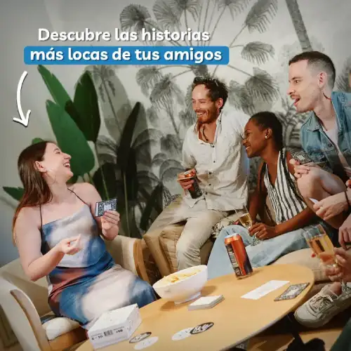 amigos sentados alrededor de amiga contando historia de cuentero