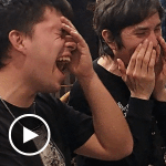 gif amigos riendo al ver actuaciones improvisado