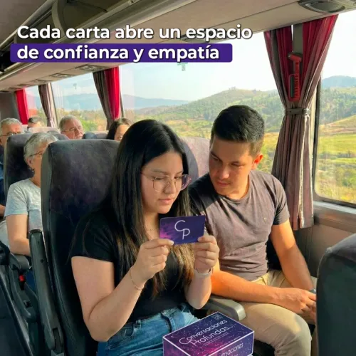 amigos jugando conversaciones profundas en el tren