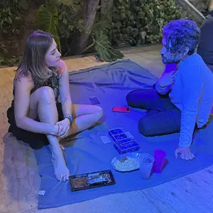  amigos jugando conversaciones profundas evento Pasalo chancho 5